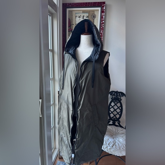 Zara double sided Black and green Hooded Puffer Vest - Picture 6 of 10